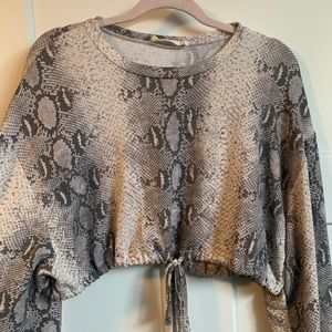 Snake print cropped long sleeve 🐍